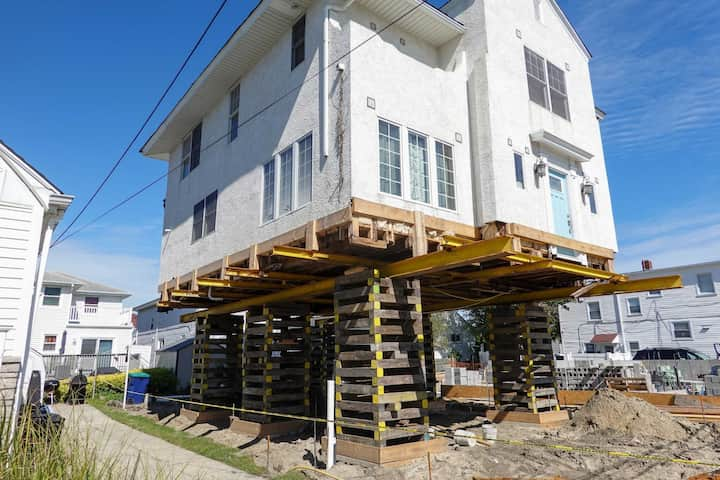 Located in Slidell, Louisiana, we are a company that specializes in house lifting, small distance house moving, piles and foundations.